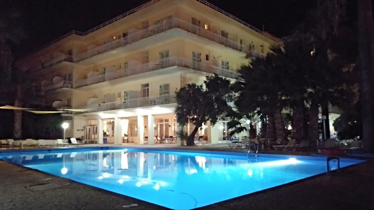 Nireus Hotel Néa Mákri エクステリア 写真